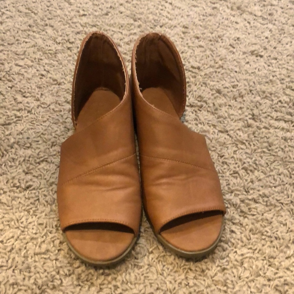 Peep toe flats